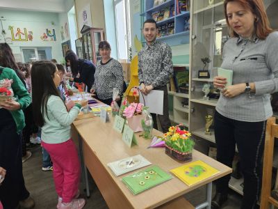 Благотворителен базар под названието - Пролетни празници 2024 - НУ Отец Паисий - Пазарджик