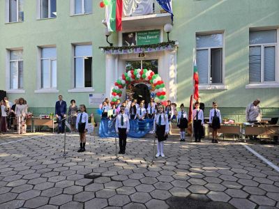 Честит първи учебен ден! НУ "Отец Паисий", гр. Пазарджик 2025-2026 уч. г. - НУ Отец Паисий - Пазарджик