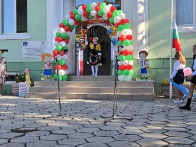 Честит първи учебен ден! НУ "Отец Паисий", гр. Пазарджик 2025-2026 уч. г. - НУ Отец Паисий - Пазарджик